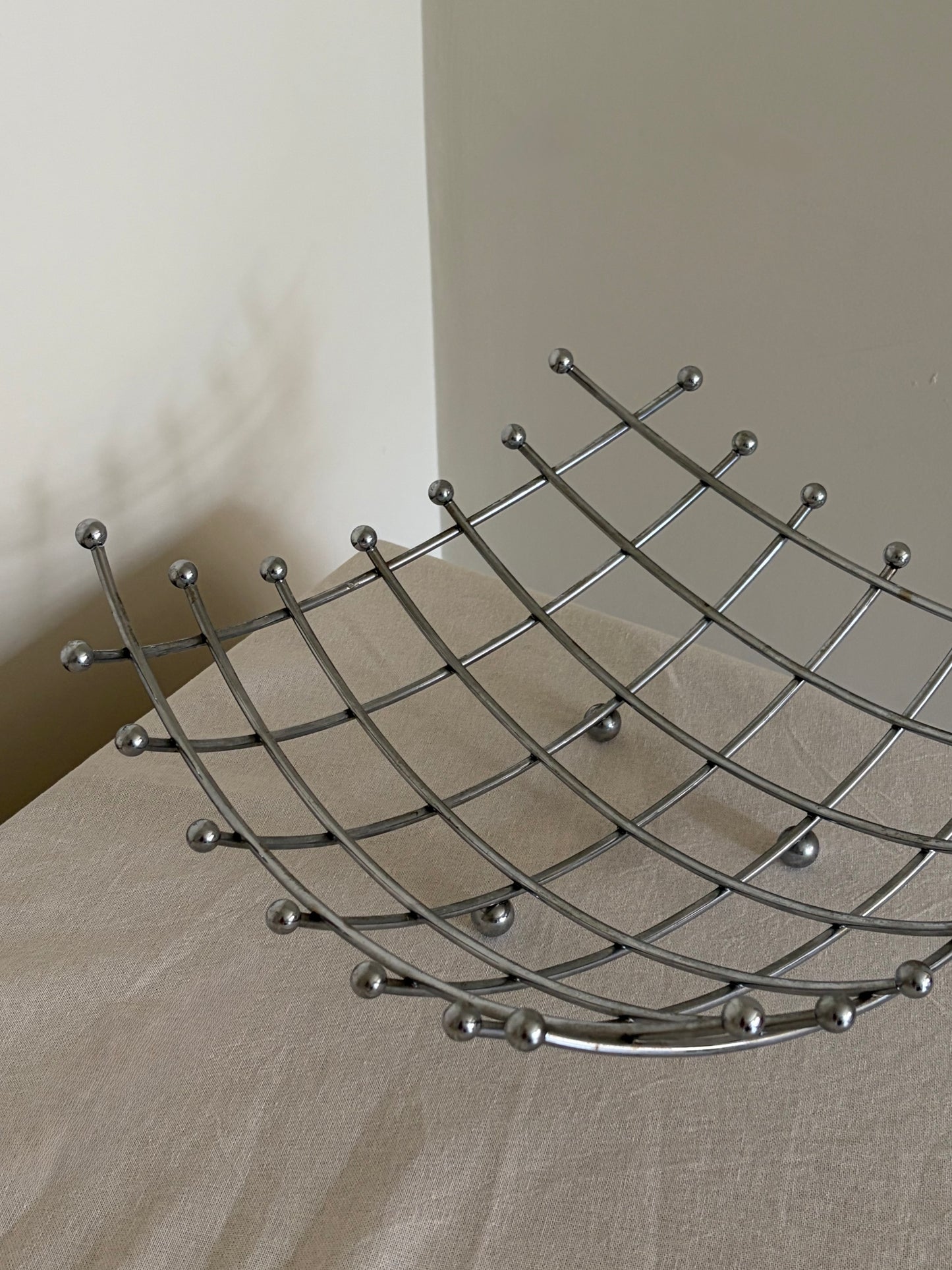 Metal mid-century vintage wire fruit bowl