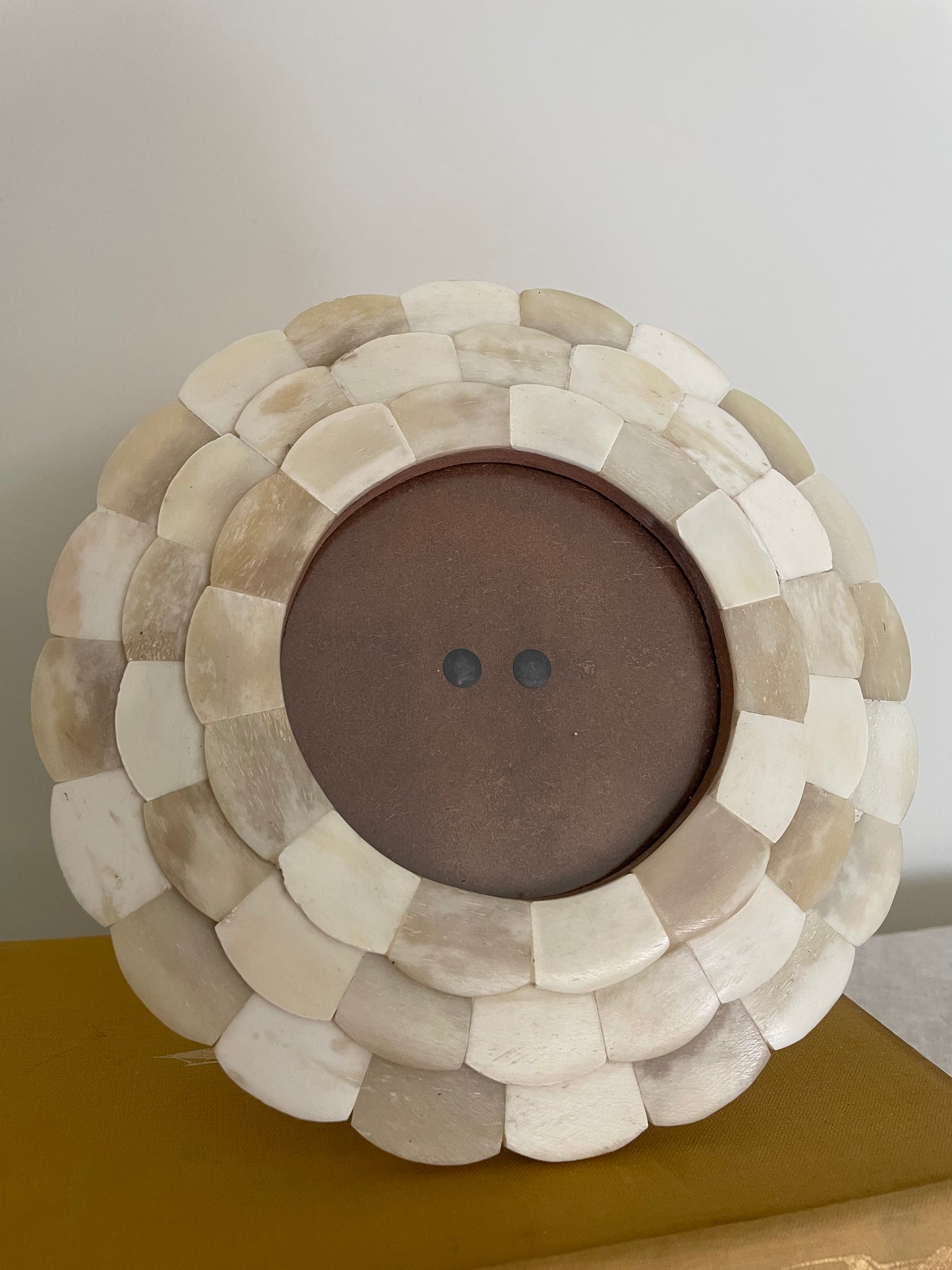 Scalloped round small photo frame