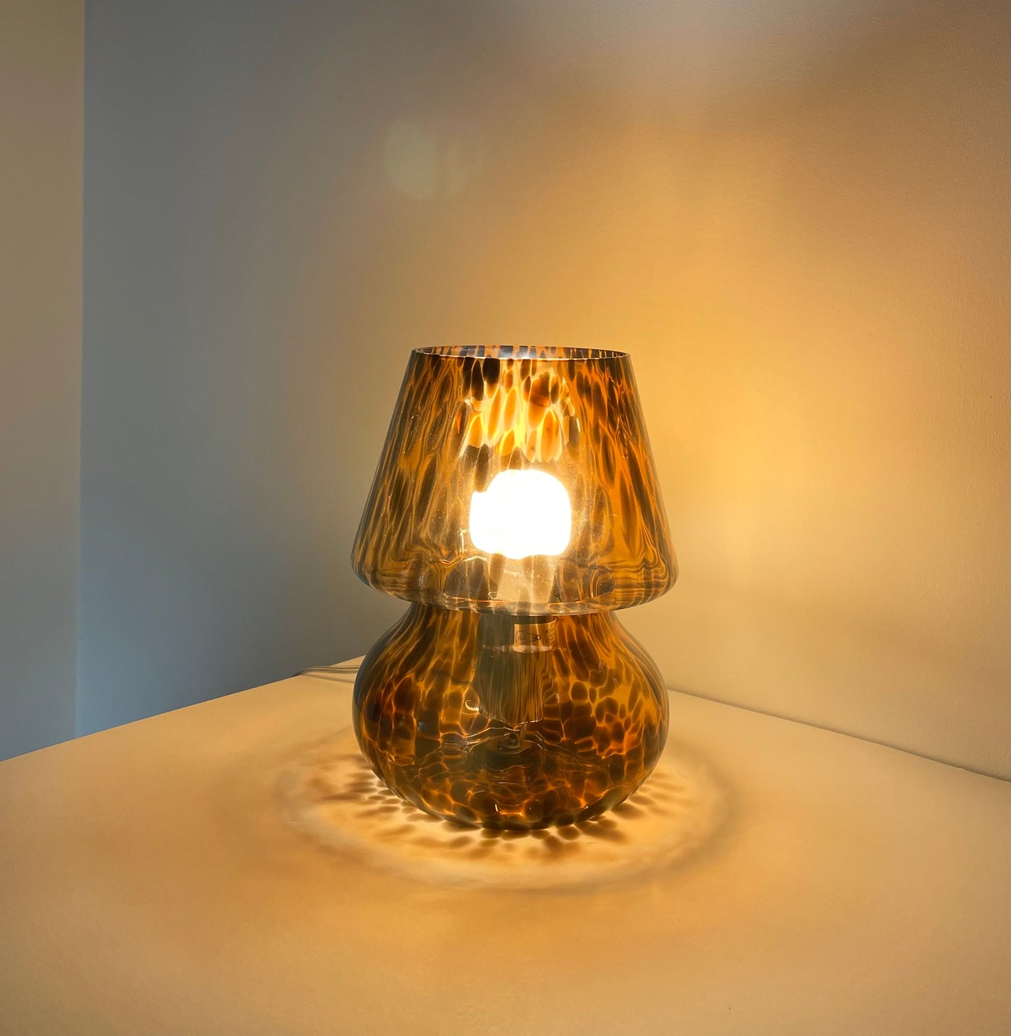 Mushroom lamp in a tortoise pattern