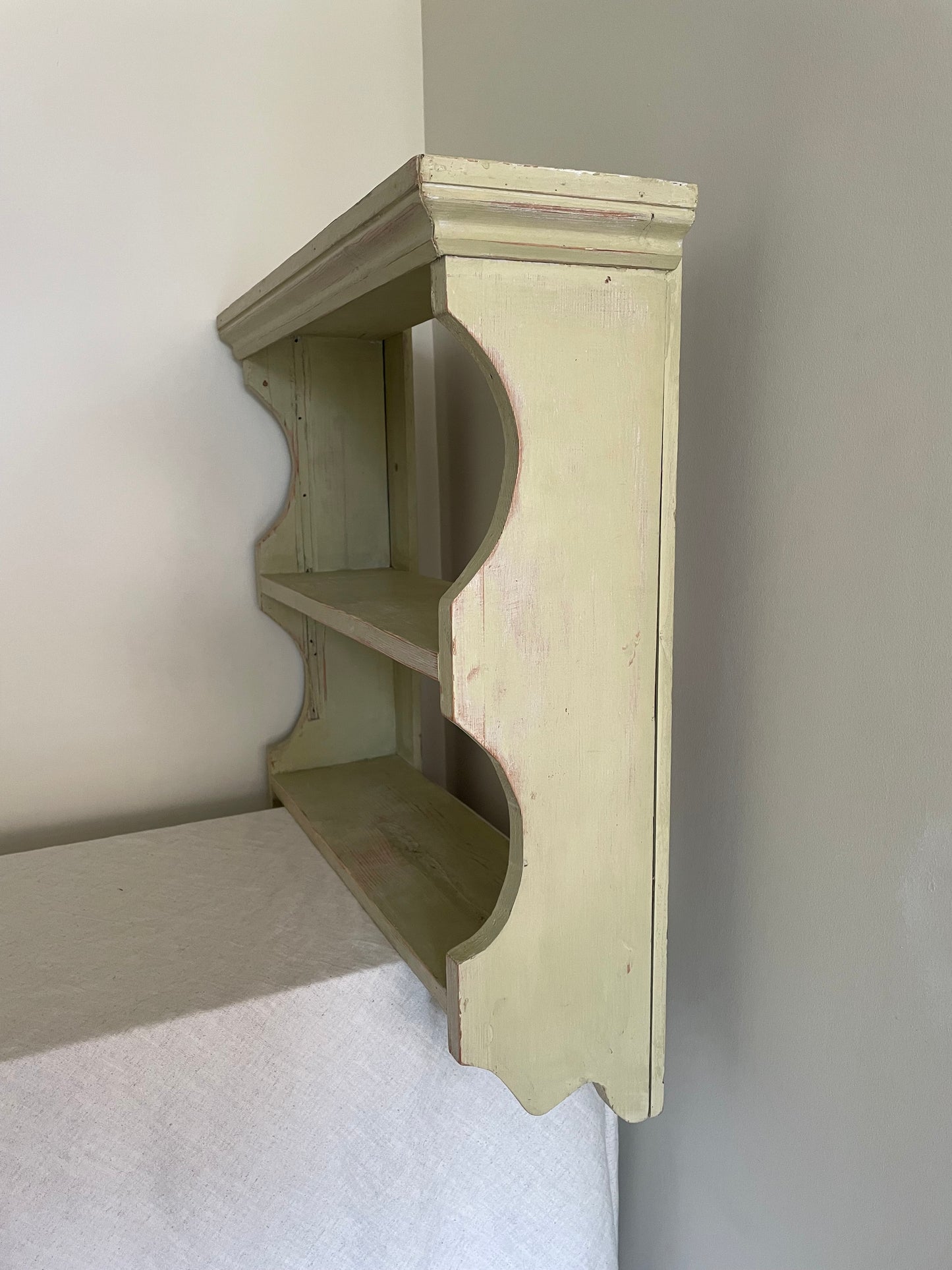 Vintage wooden scalloped rustic wall hung shelf unit