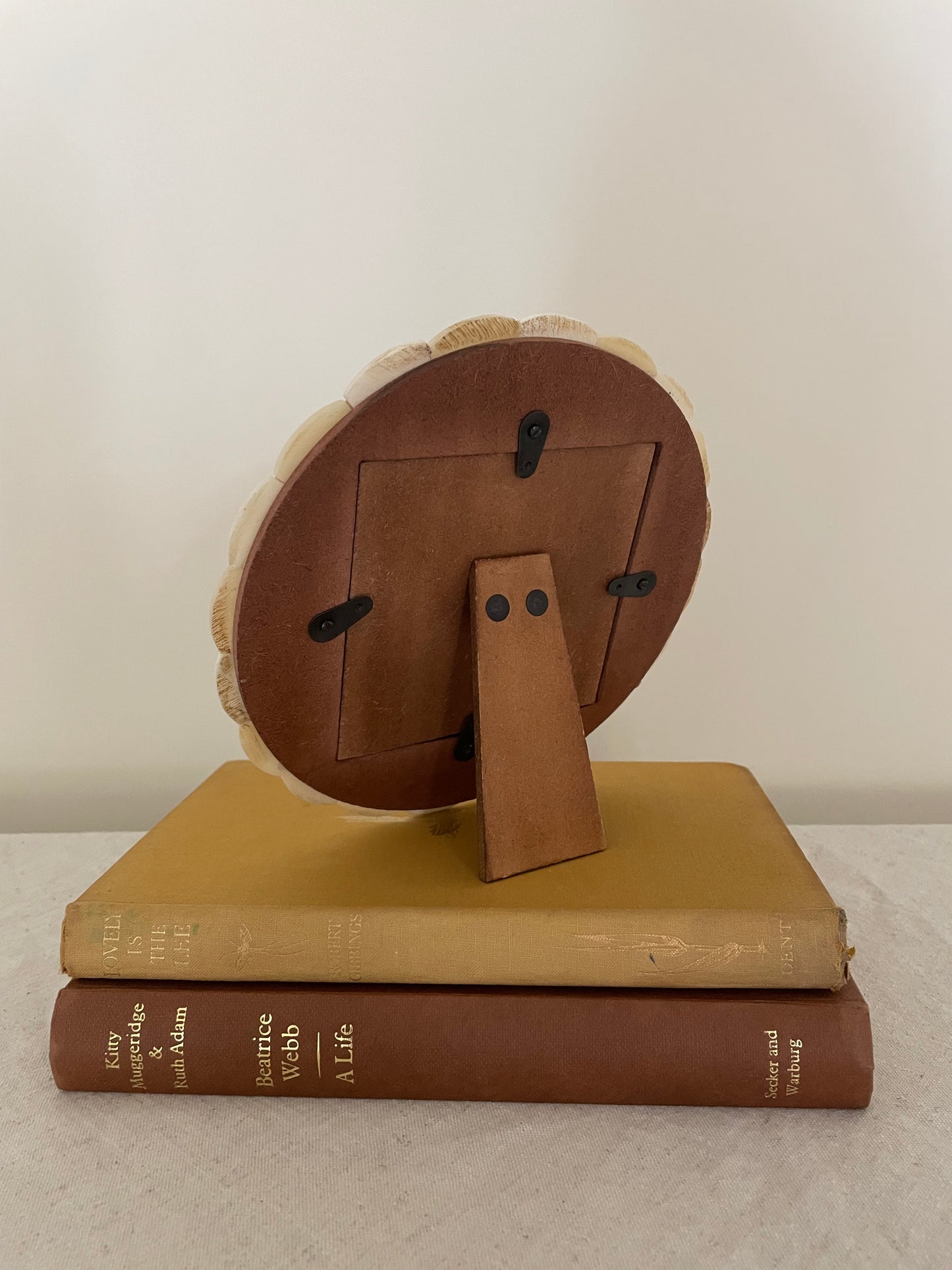 Scalloped round small photo frame