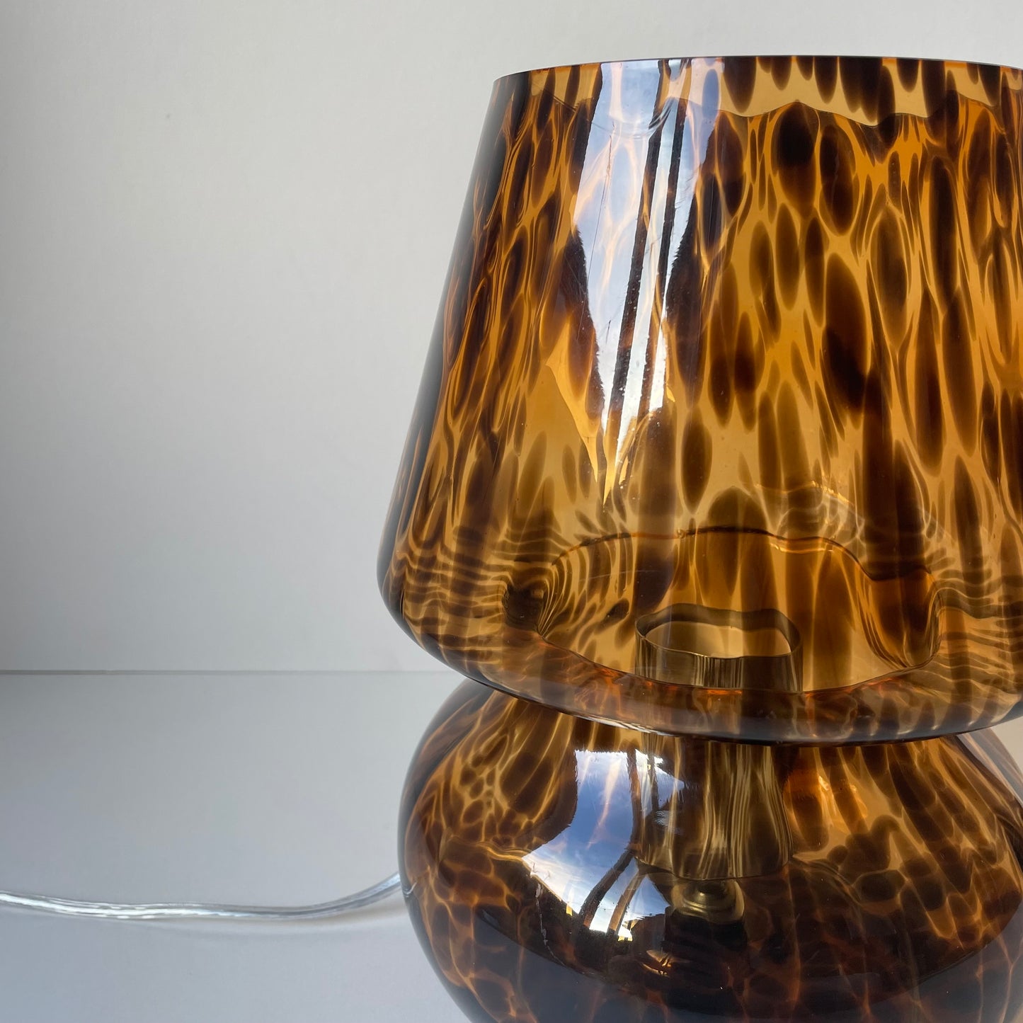 Mushroom lamp in a tortoise pattern