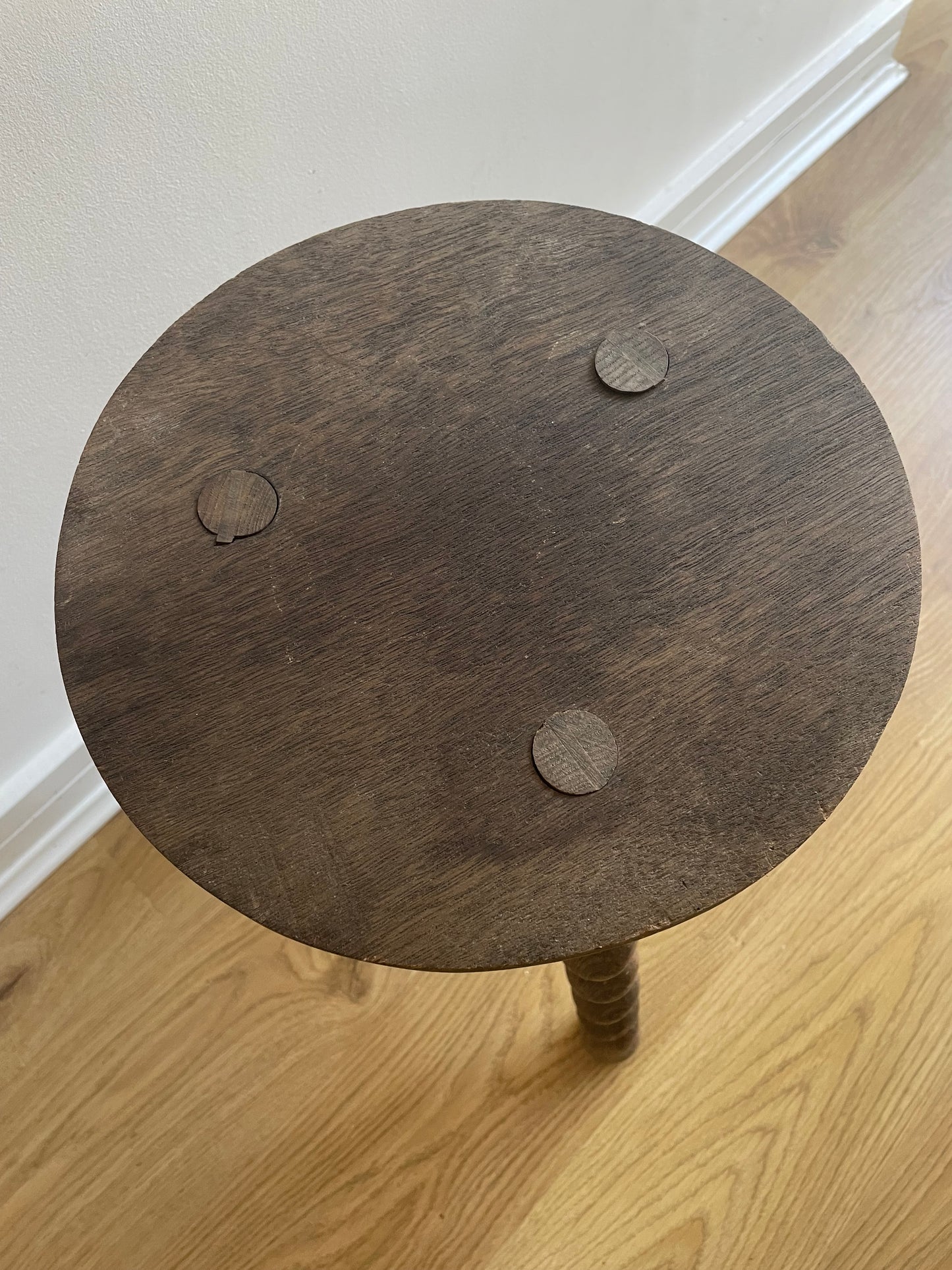 Antique French stool with wavy legs and round top