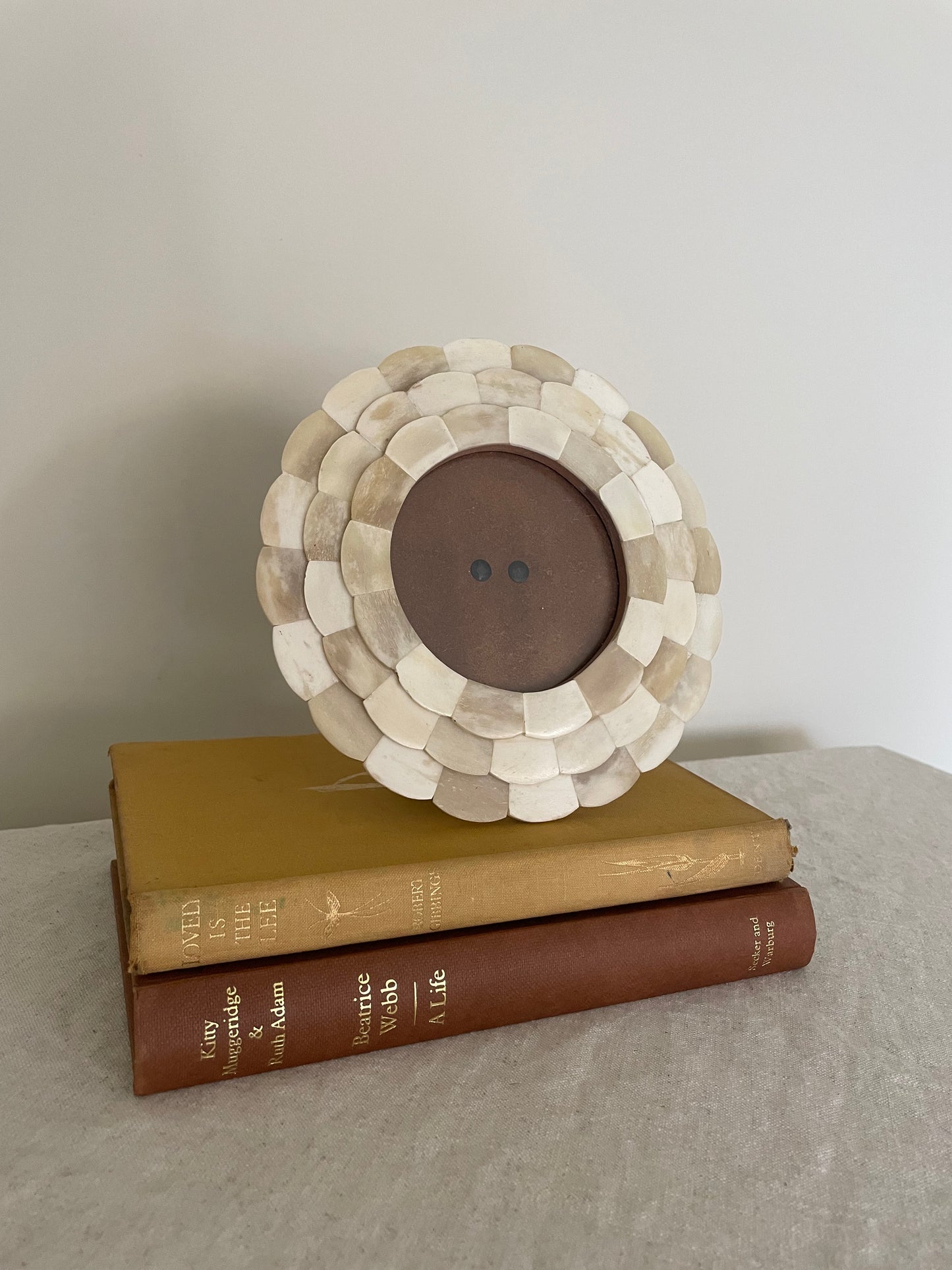 Scalloped round small photo frame