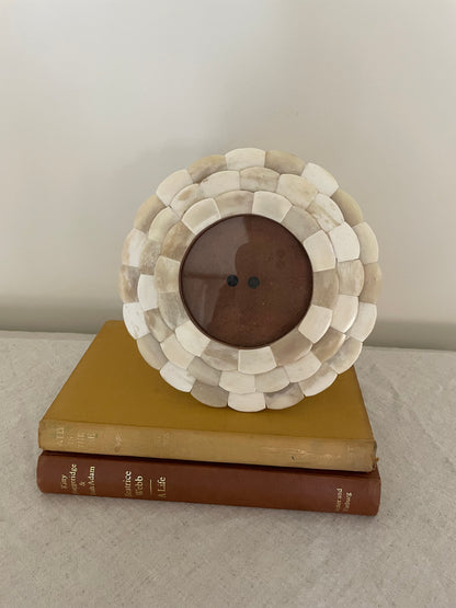 Scalloped round small photo frame