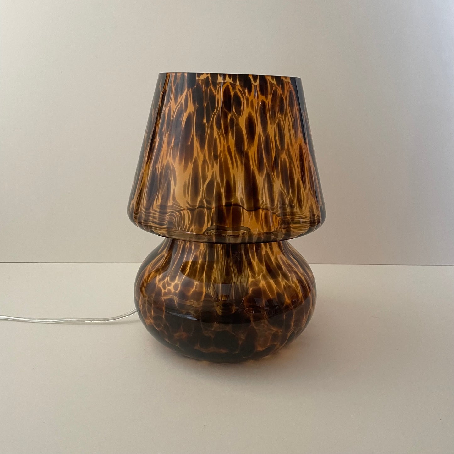 Mushroom lamp in a tortoise pattern