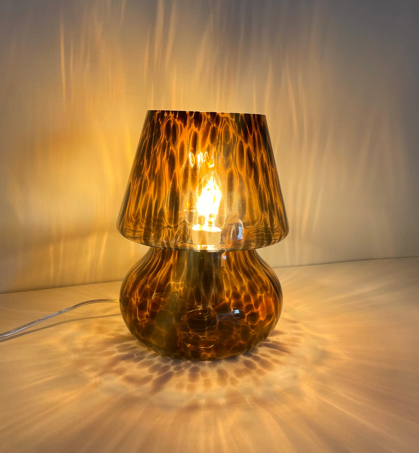 Mushroom lamp in a tortoise pattern